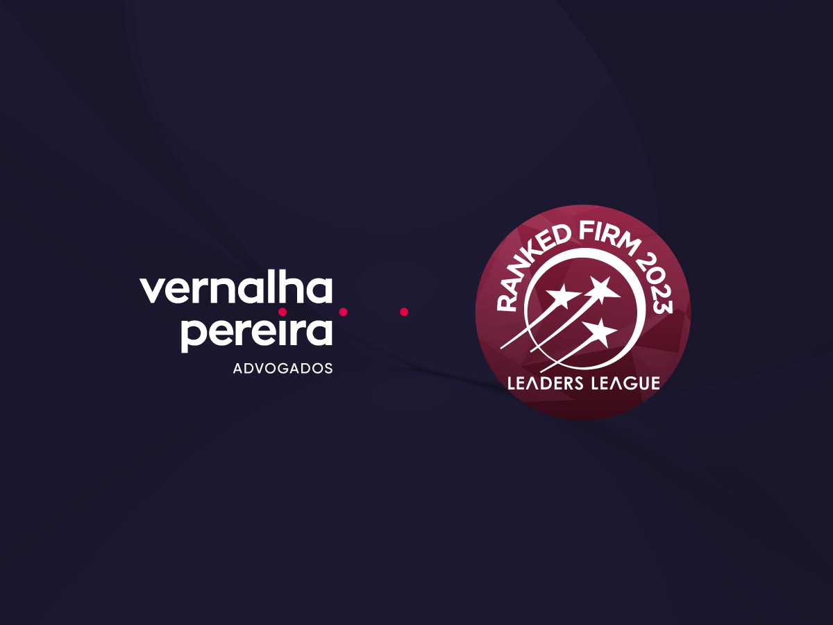 A imagem tem fundo escuro e mostra a logo do Vernalha Pereira ao lado do selo da Leaders League